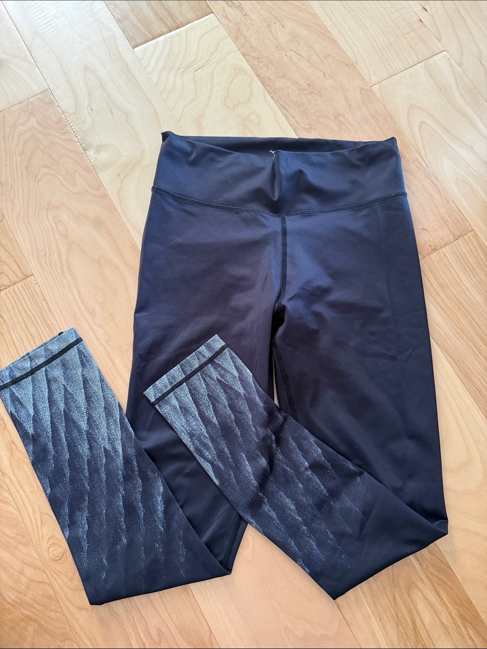 High-Waist Black Leggings with Subtle Patterned Ankles